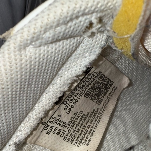 Nike White and Cream Women's Blazer Platform Shoes - Picture 6 of 7